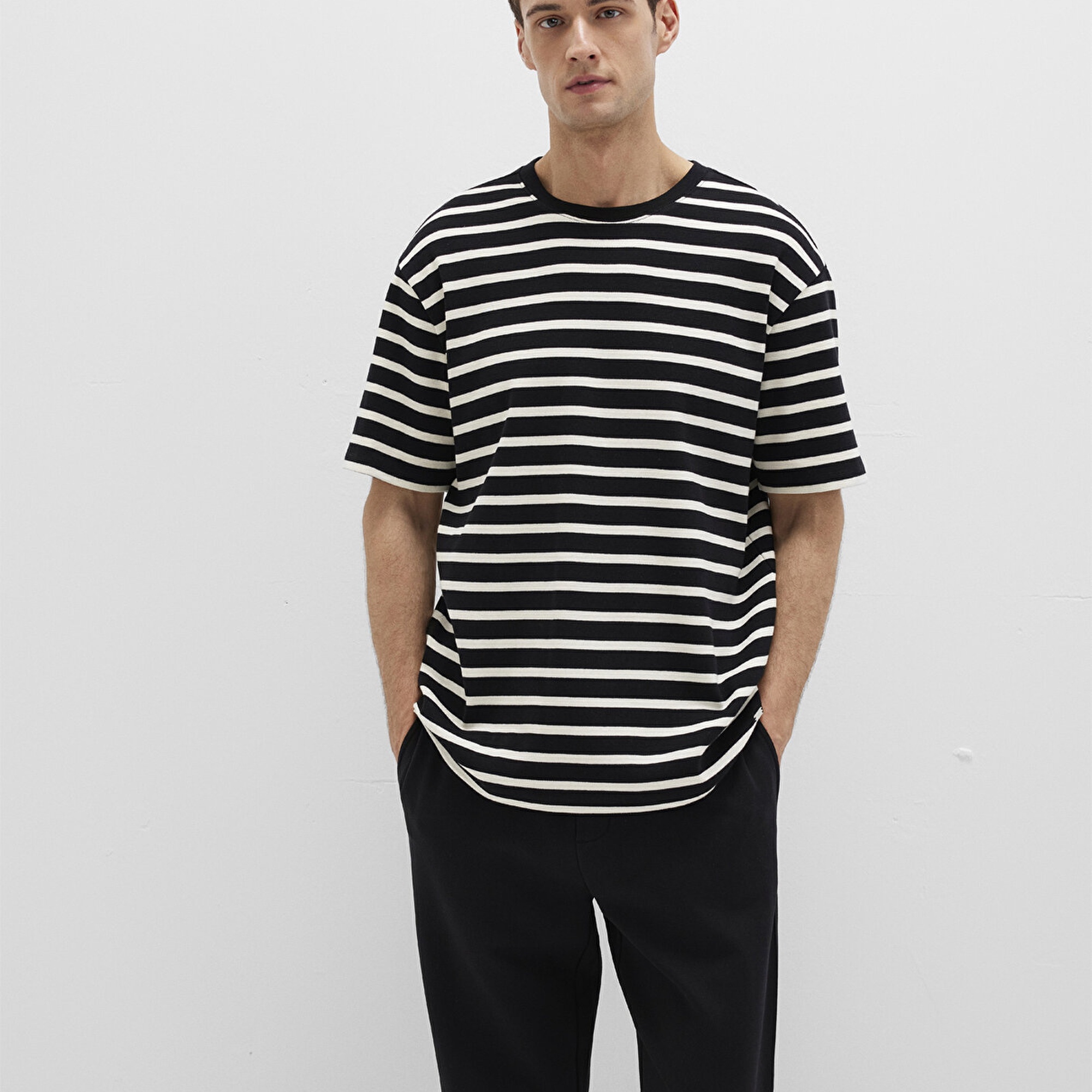 Mavi Çizgili Siyah Tişört Loose Fit / Bol Rahat Kesim 0612860-70057