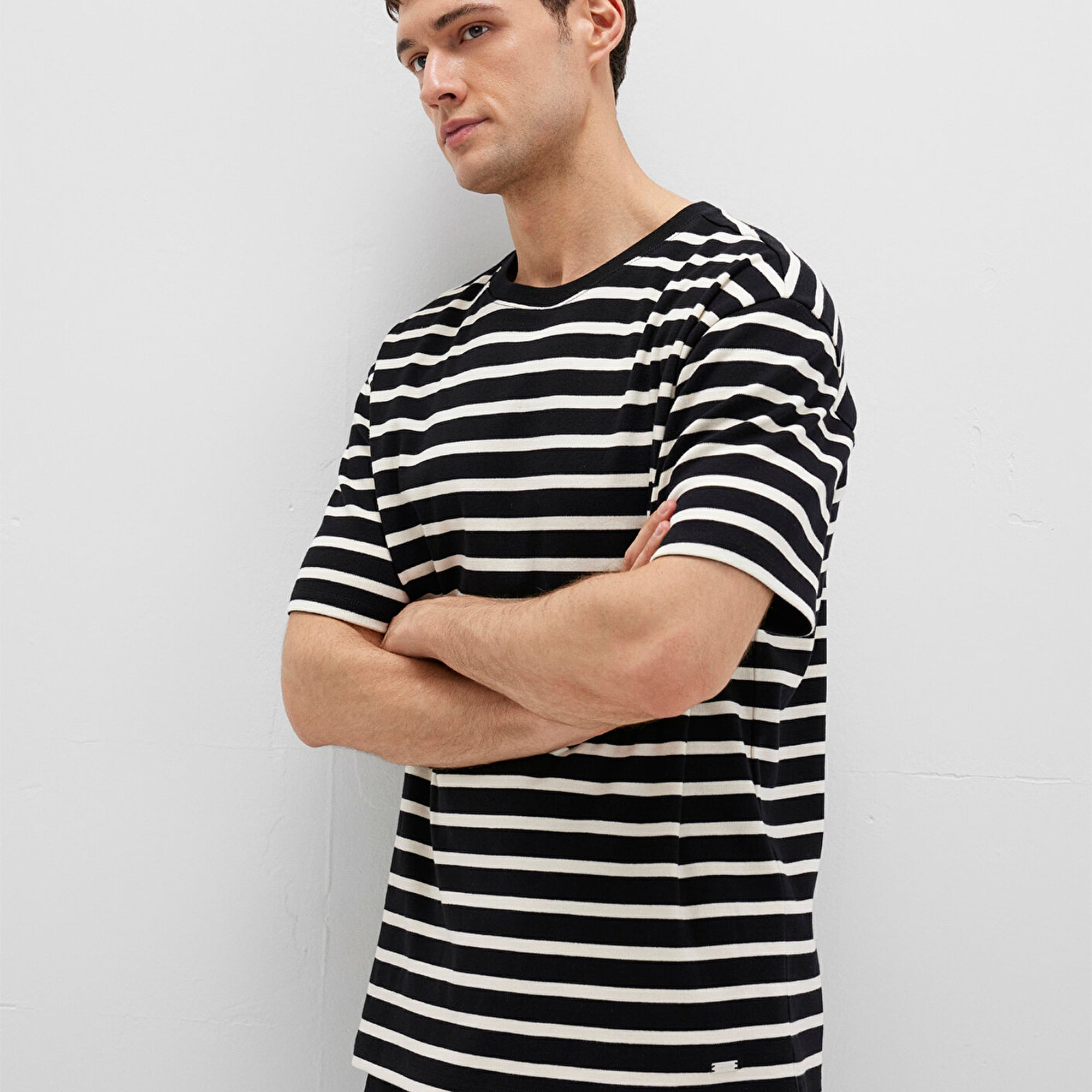 Mavi Çizgili Siyah Tişört Loose Fit / Bol Rahat Kesim 0612860-70057