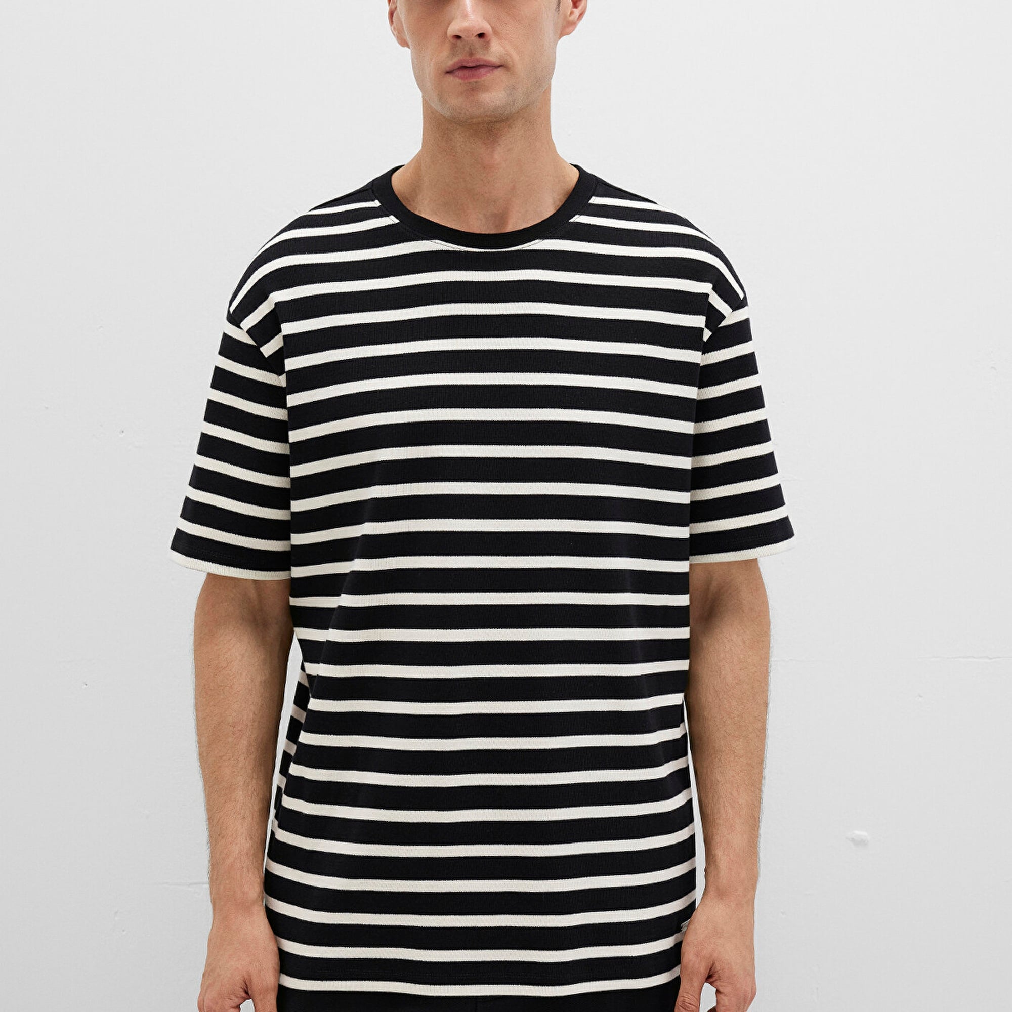 Mavi Çizgili Siyah Tişört Loose Fit / Bol Rahat Kesim 0612860-70057