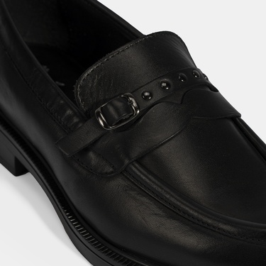 Kadın Siyah Metal Toka Detaylı Deri Loafer