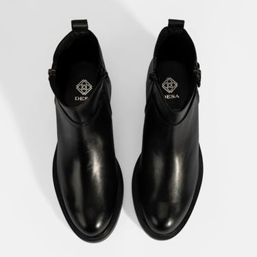  Kadın Siyah Metal Toka Detaylı Fermuarlı Deri Bot