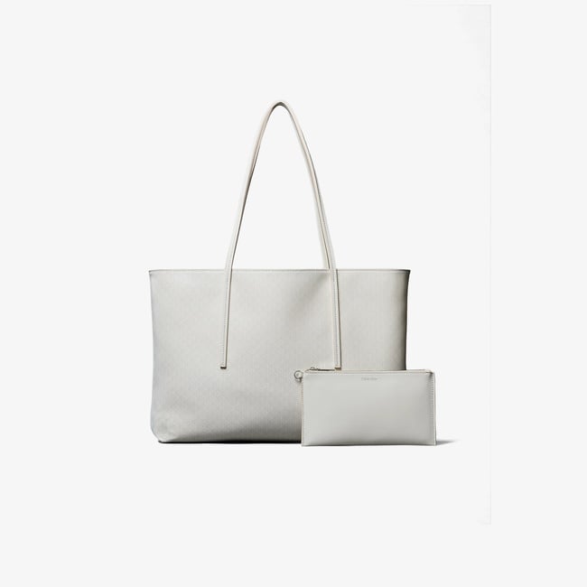  Calvin Klein Emblem Tote Kadın Beyaz Çanta