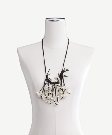  YARGICI Çiçek Detaylı Uzun Kolye