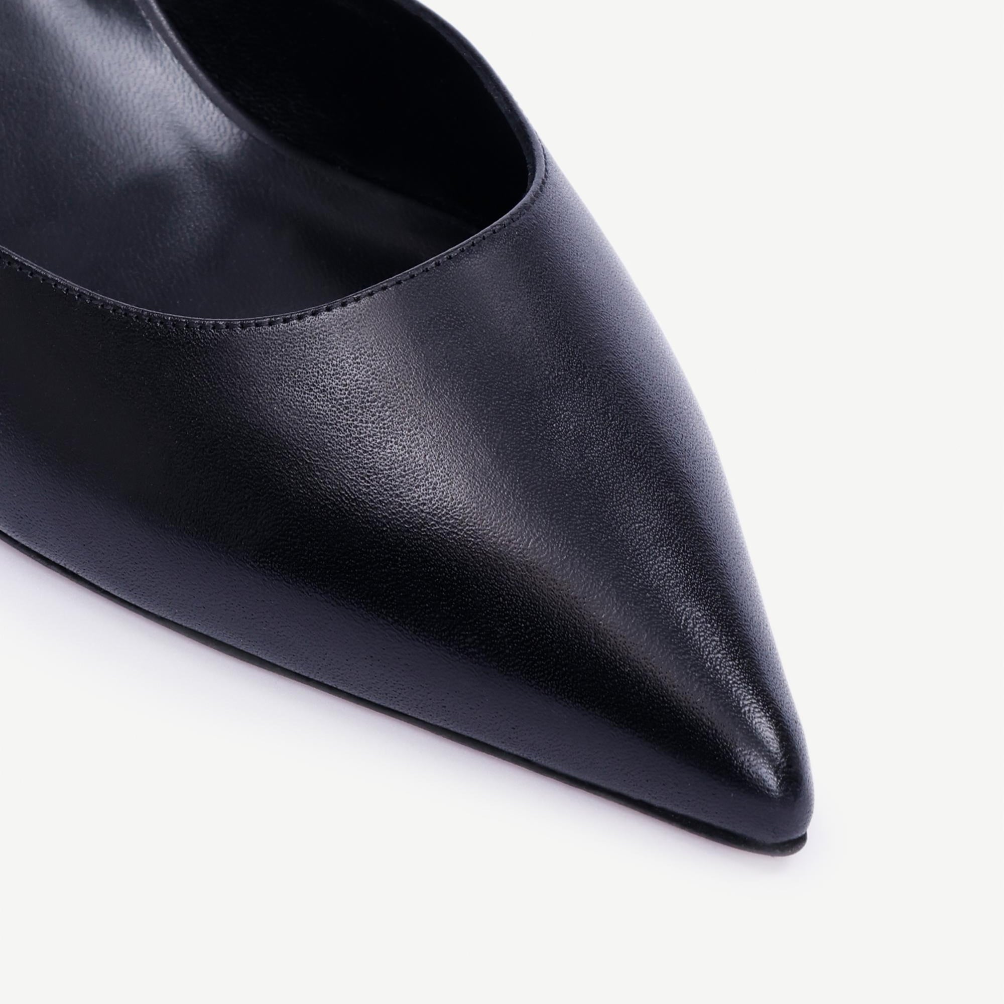 YARGICI Sivri Burunlu Deri Topuklu Ayakkabı