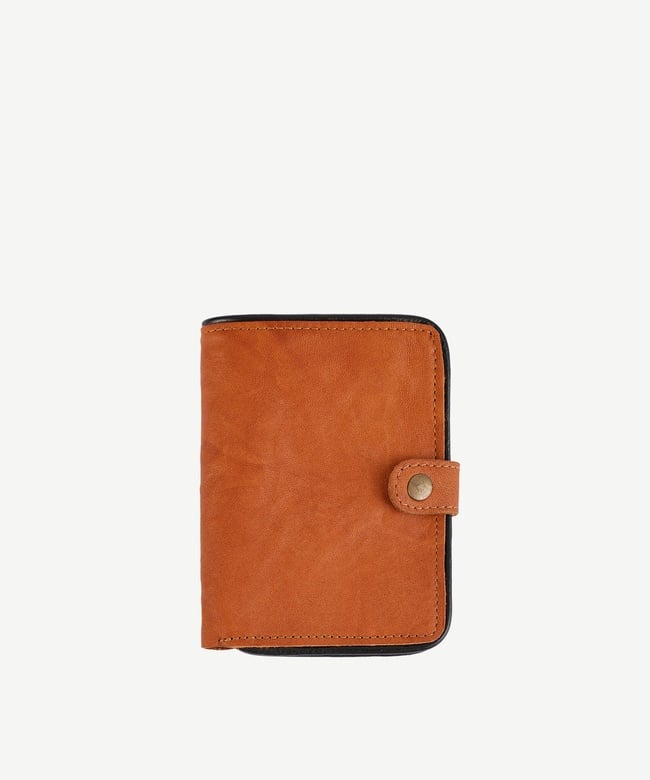  YARGICI Kapama Detaylı Yıkamalı Deri Cüzdan