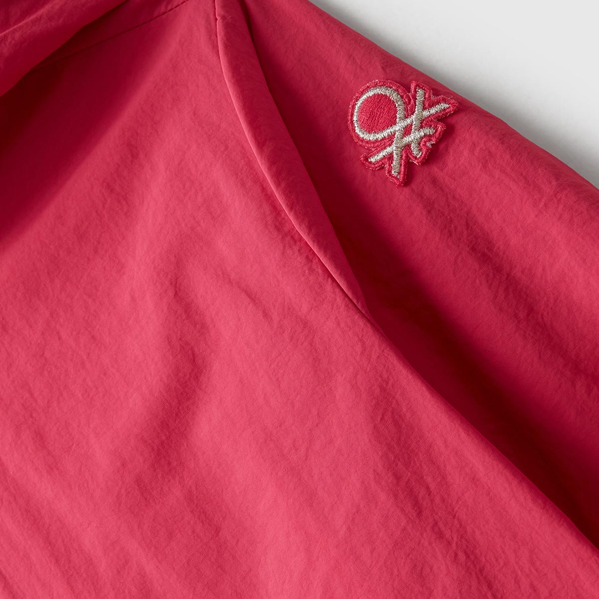 Kız Çocuk Açık MAvi Simli Logo Detaylı Cepli Kapüşonlu Jarse Yağmurluk