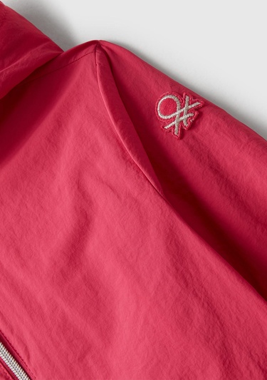  Kız Çocuk Açık MAvi Simli Logo Detaylı Cepli Kapüşonlu Jarse Yağmurluk