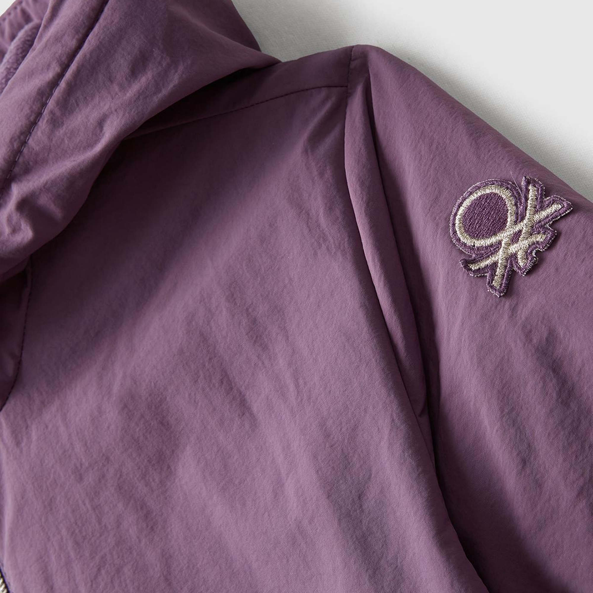 Kız Çocuk Mor Simli Logo Detaylı Cepli Kapüşonlu Jarse Yağmurluk