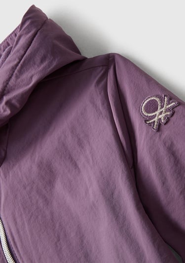  Kız Çocuk Mor Simli Logo Detaylı Cepli Kapüşonlu Jarse Yağmurluk