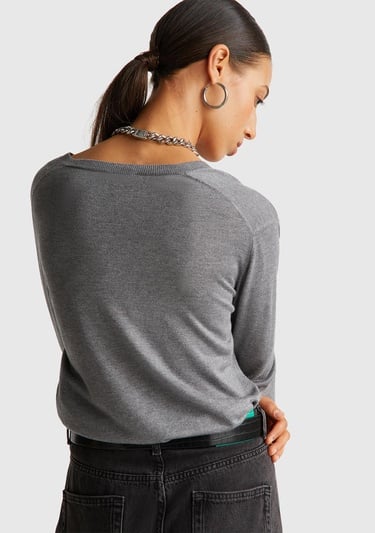  Kadın Antrasit Melanj Viskoz ve İpek Karışımlı V Yaka Triko Kazak