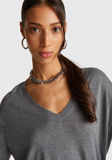  Kadın Antrasit Melanj Viskoz ve İpek Karışımlı V Yaka Triko Kazak