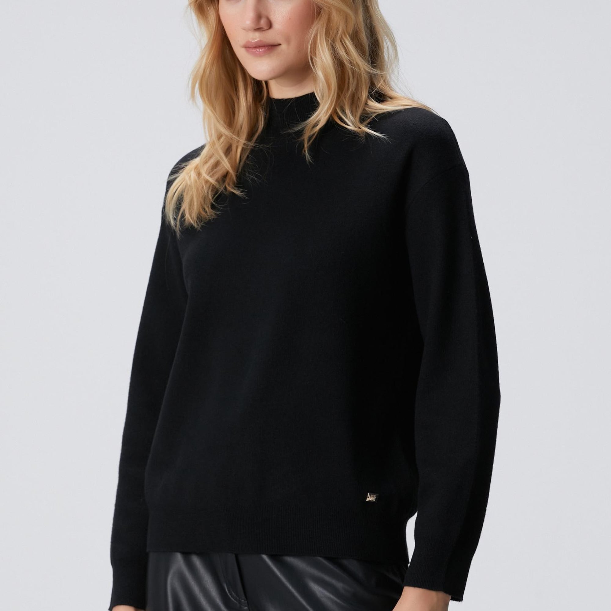 Network Kadın Siyah Dik Yaka Triko Kazak