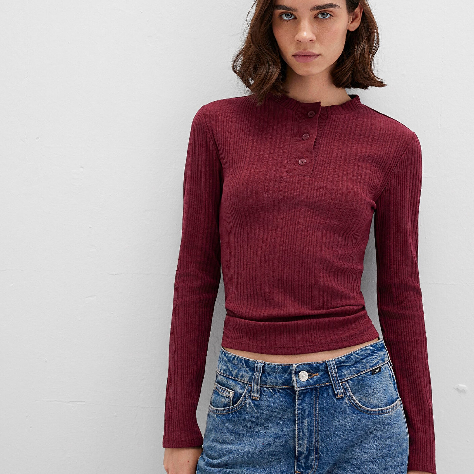 Mavi Düğme Detaylı Bordo Tişört Fitted / Vücuda Oturan Kesim 1613374-70427