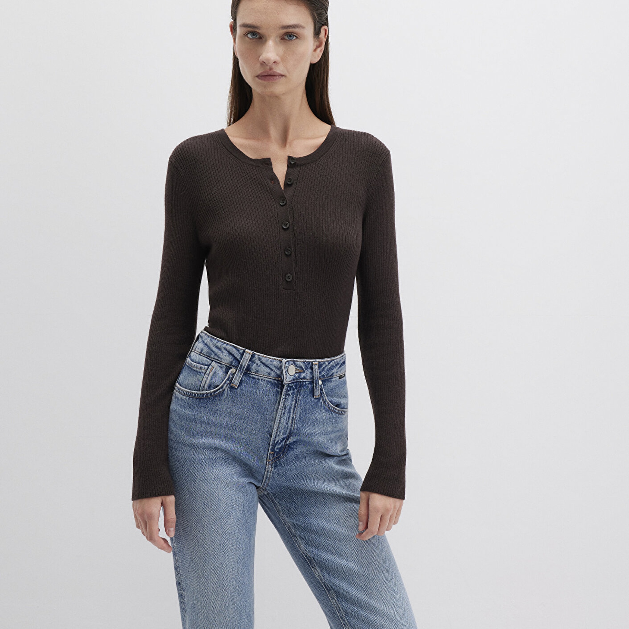 Mavi Düğme Detaylı Kahverengi Kazak Fitted / Vücuda Oturan Kesim 1710730-90704