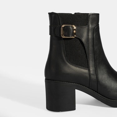  Kadın Siyah Metal Toka Detaylı Topuklu Deri Bot
