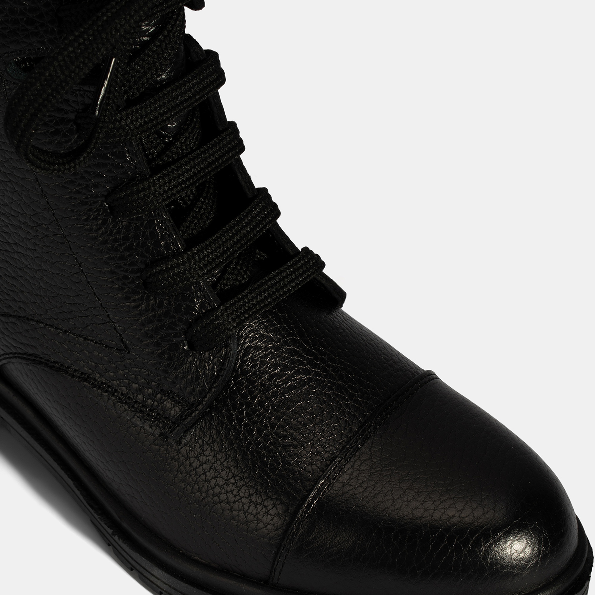 Kadın Siyah Bağcıklı Deri Postal Bot