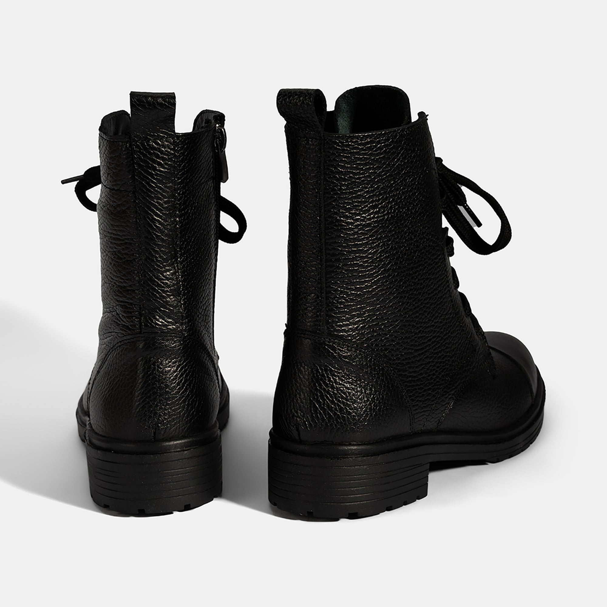 Kadın Siyah Bağcıklı Deri Postal Bot