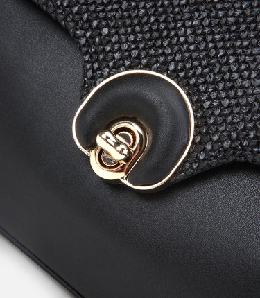  Kadın Siyah Hasır Detaylı Omuz Çantası