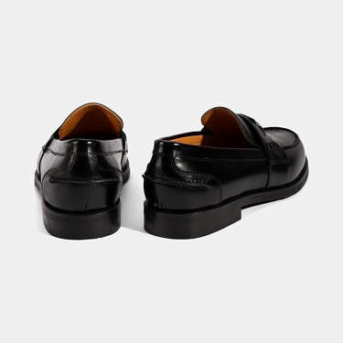  Kadın Siyah Metal Toka Detaylı Deri Loafer