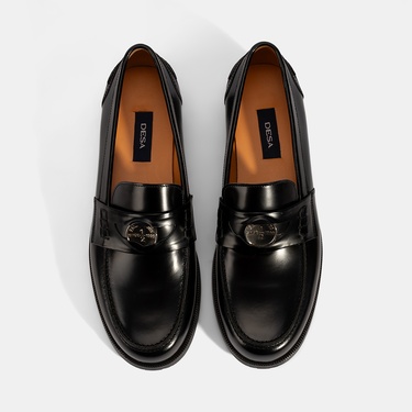  Kadın Siyah Metal Toka Detaylı Deri Loafer