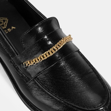  Kadın Siyah Zincir Aksesuarlı Deri Loafer