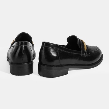  Kadın Siyah Zincir Aksesuarlı Deri Loafer