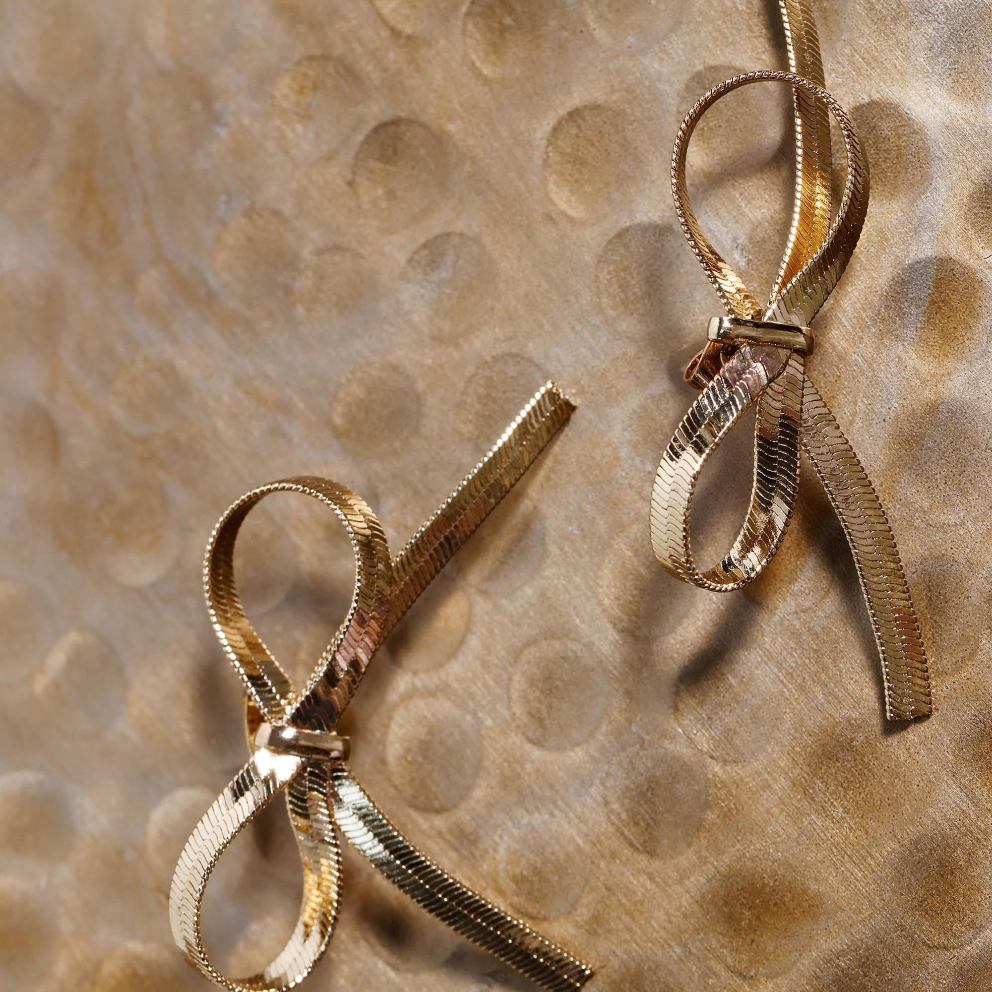 YARGICI Kurdele Figürlü Küpe