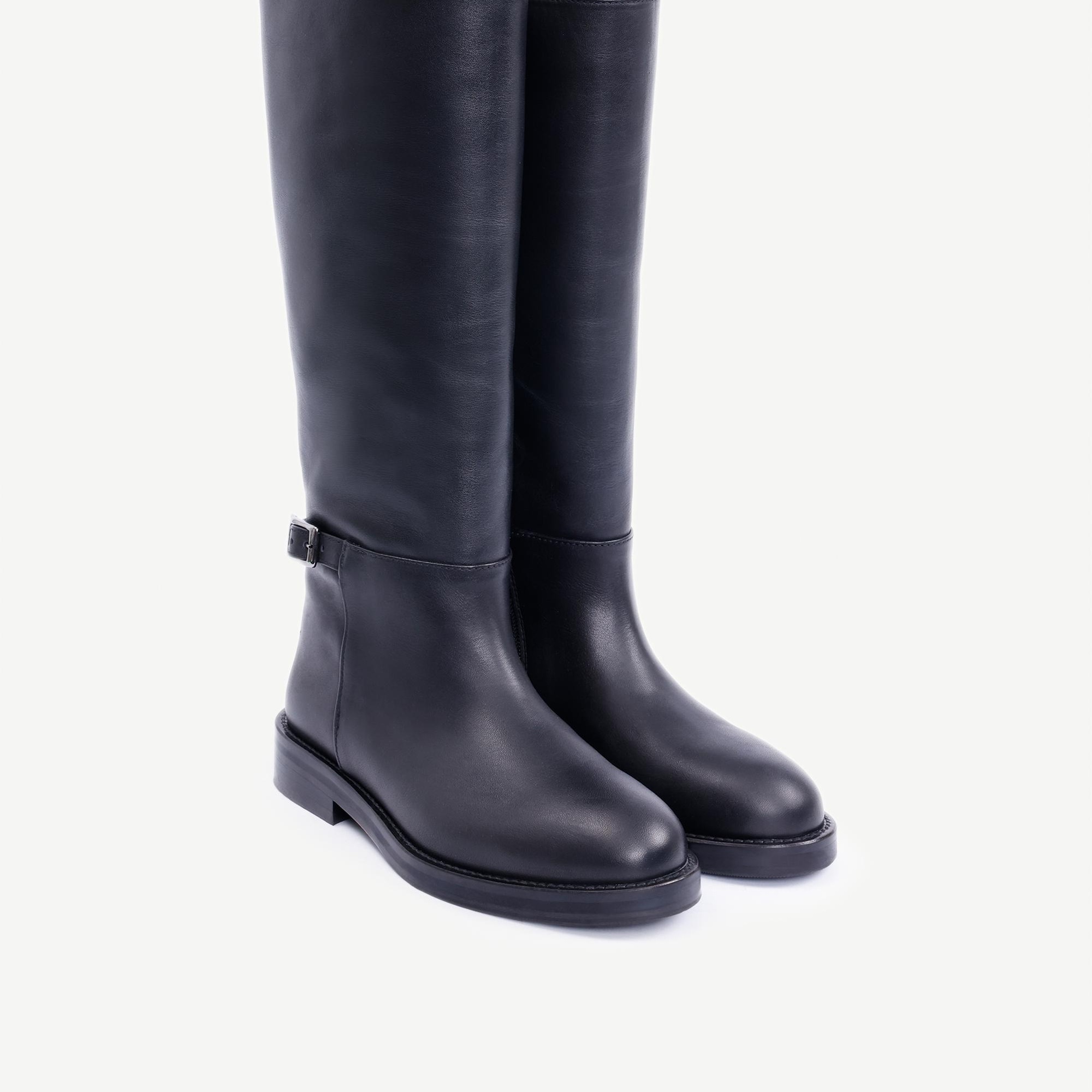 YARGICI Bilekte Atkı Detaylı Deri Çizme