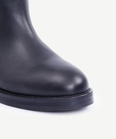  YARGICI Bilekte Atkı Detaylı Deri Çizme