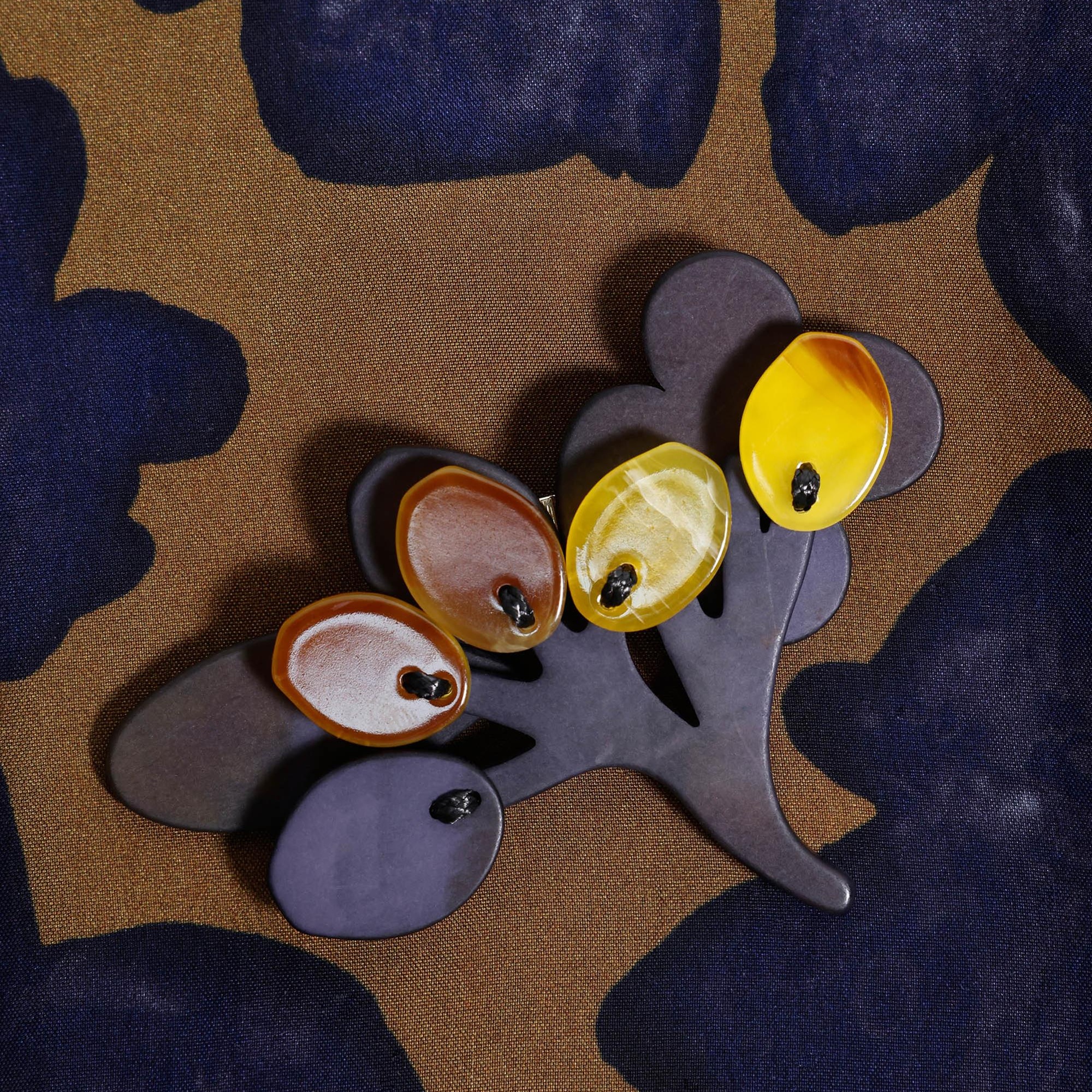 YARGICI Ağaç Formlu Broş