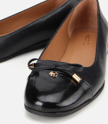  Kadın Rugan Deri Siyah Fiyonk Detaylı Babet