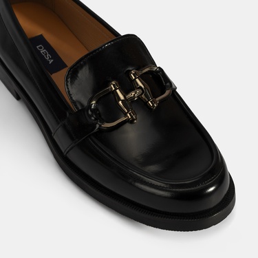  Kadın Siyah Metal Toka Detaylı Deri Loafer