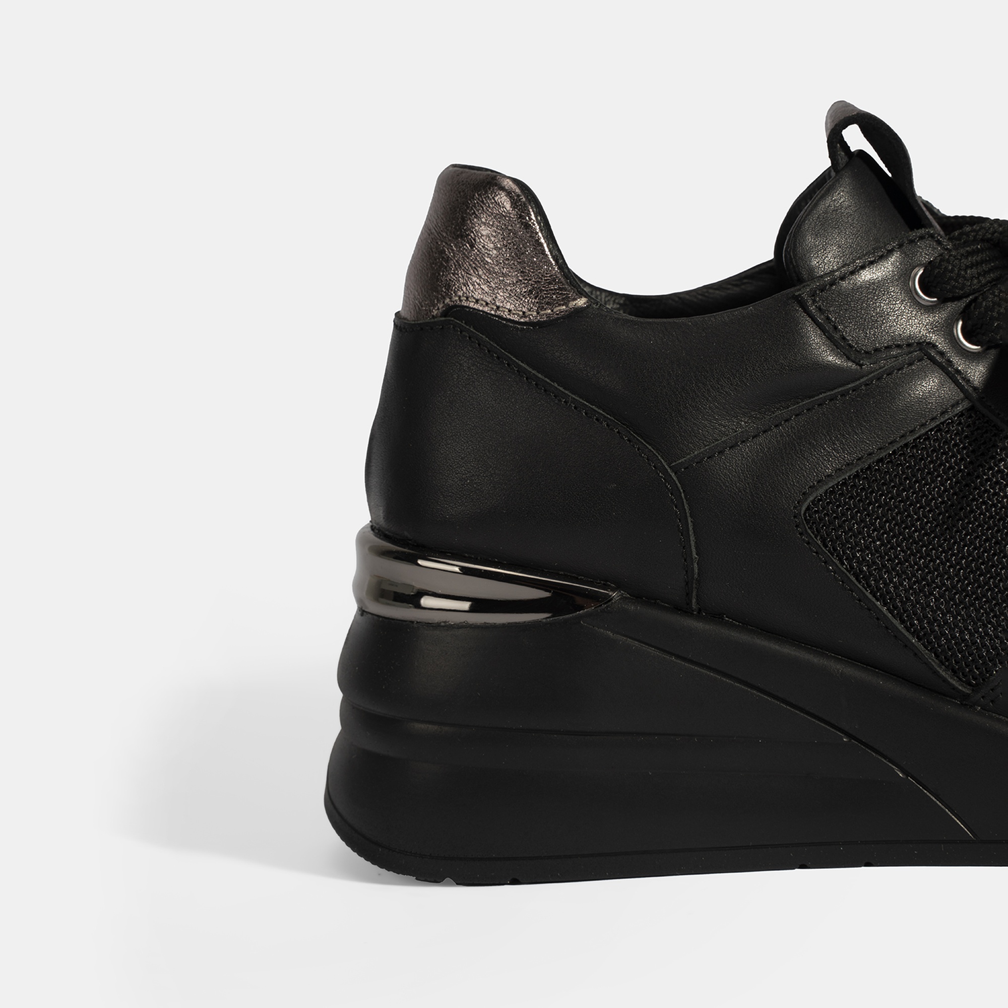 Kadın Siyah Bağcıklı Dolgu Topuklu Spor Ayakkabı