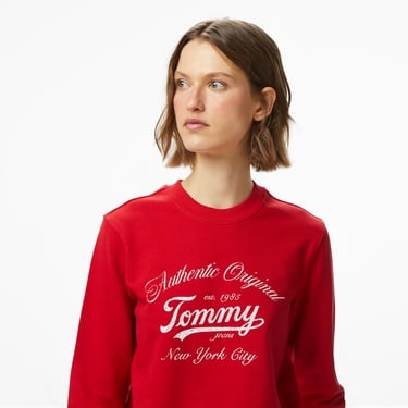  Tommy Jeans Regular Essential Logo Kadın Kırmızı Sweatshirt