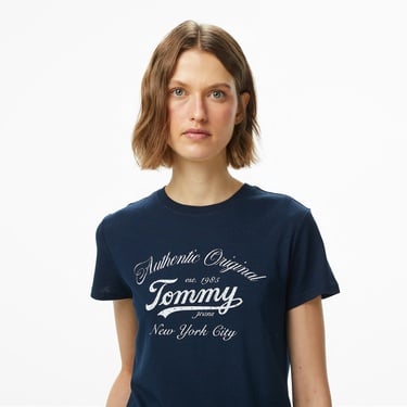  Tommy Jeans Regular Essential Logo Kadın Lacivert T-Shirt