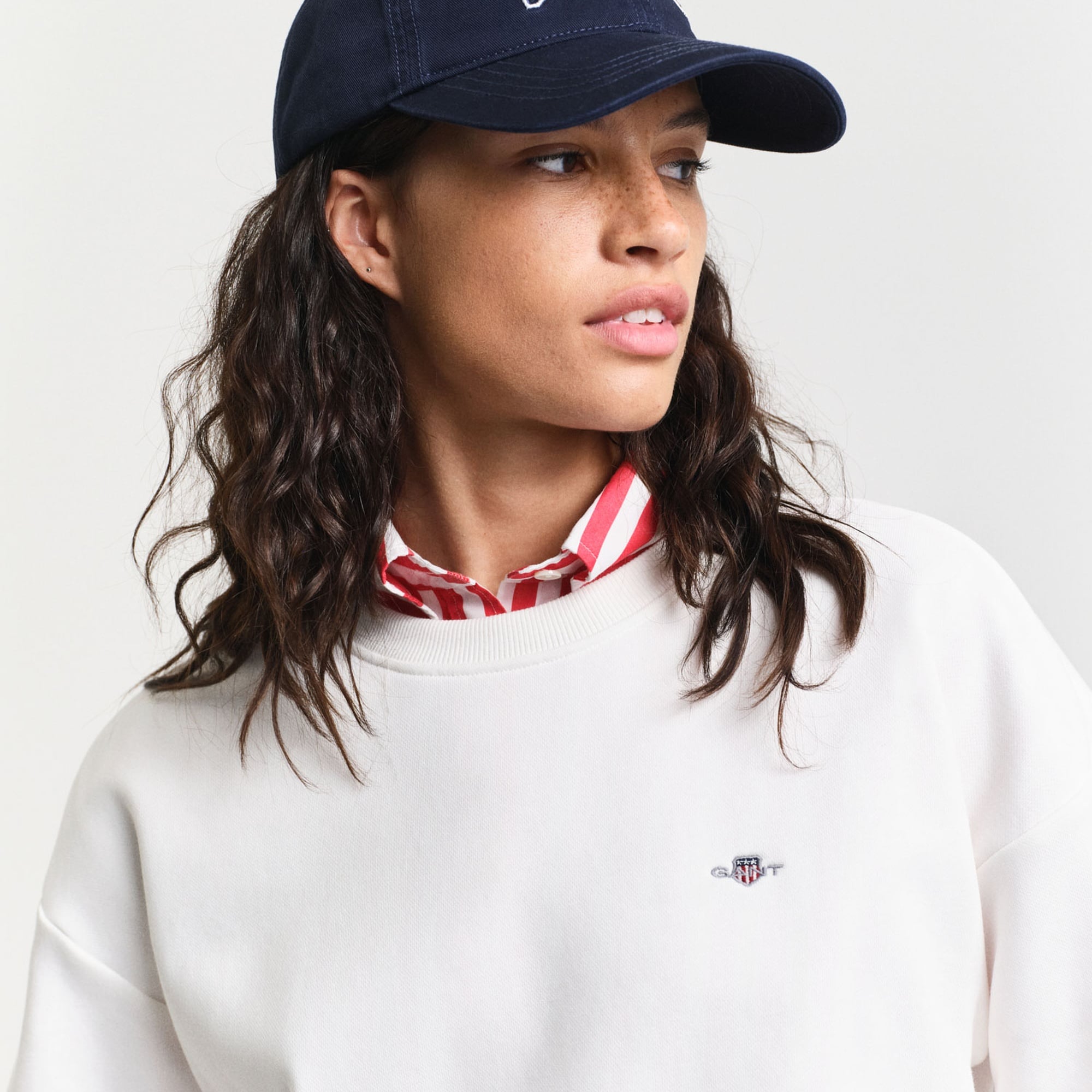 GANT Kadın Beyaz Relaxed Fit Bisiklet Yaka Sweatshirt