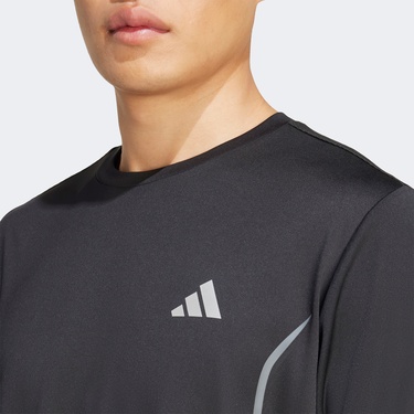  Adidas Tech Apparel Graphic Erkek Siyah T-Shirt