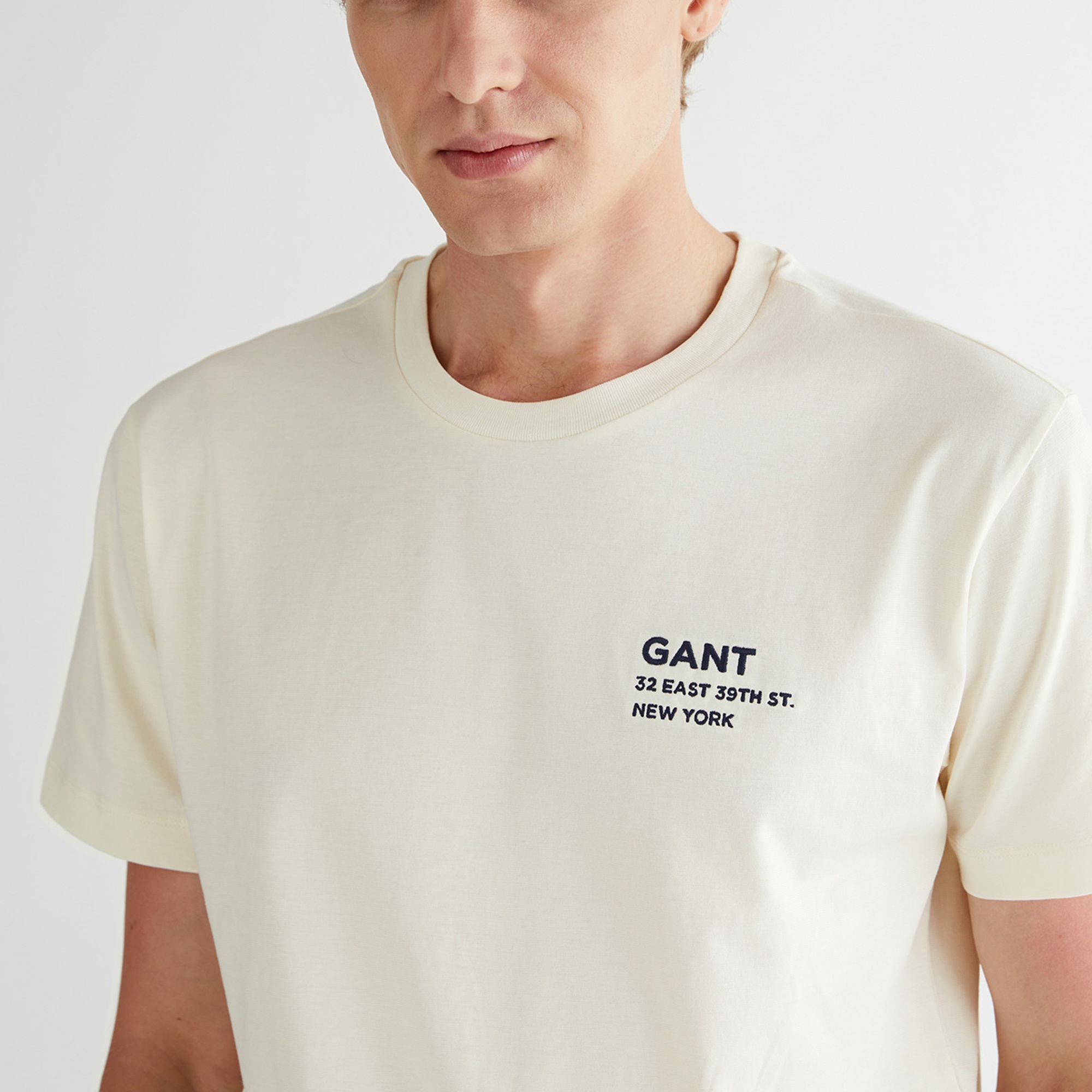 GANT Erkek Krem Regular Fit Bisiklet Yaka Logolu T-Shirt