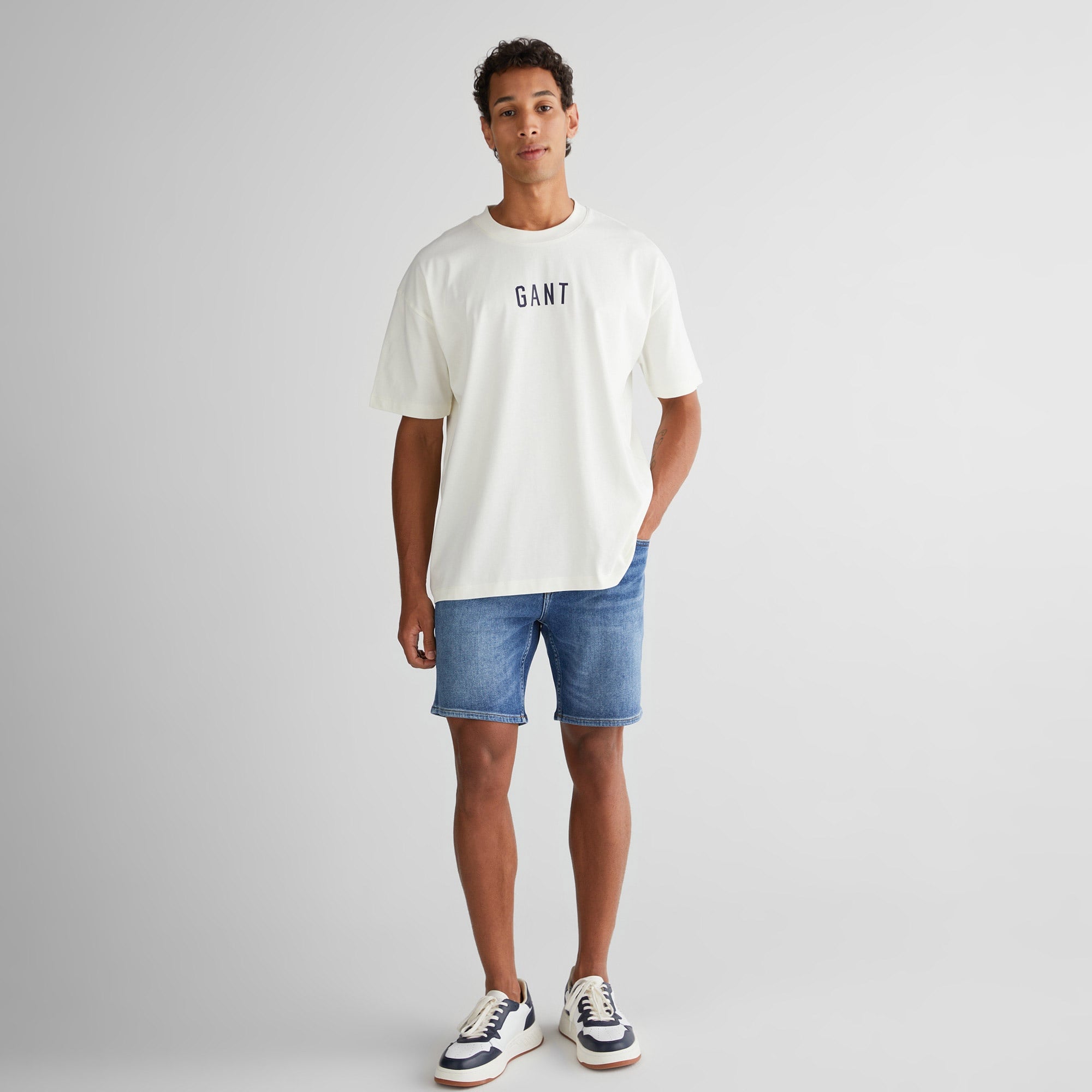 GANT Erkek Krem Relaxed Fit Bisiklet Yaka Logolu T-Shirt