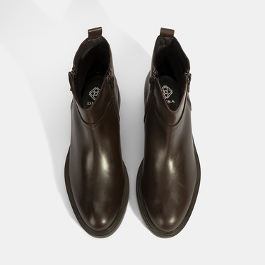  Kadın Kahve Metal Toka Detaylı Fermuarlı Deri Bot