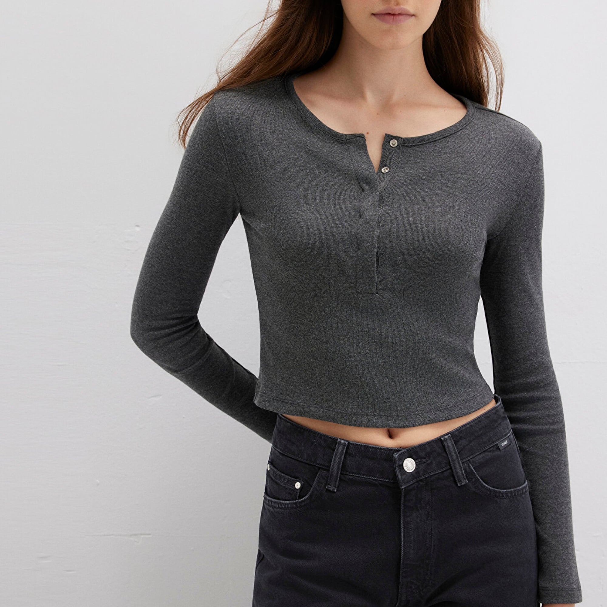 Mavi Düğme Detaylı Uzun Kollu Antrasit Crop Basic Tişört Crop / Kısa Kesim 1613403-80023