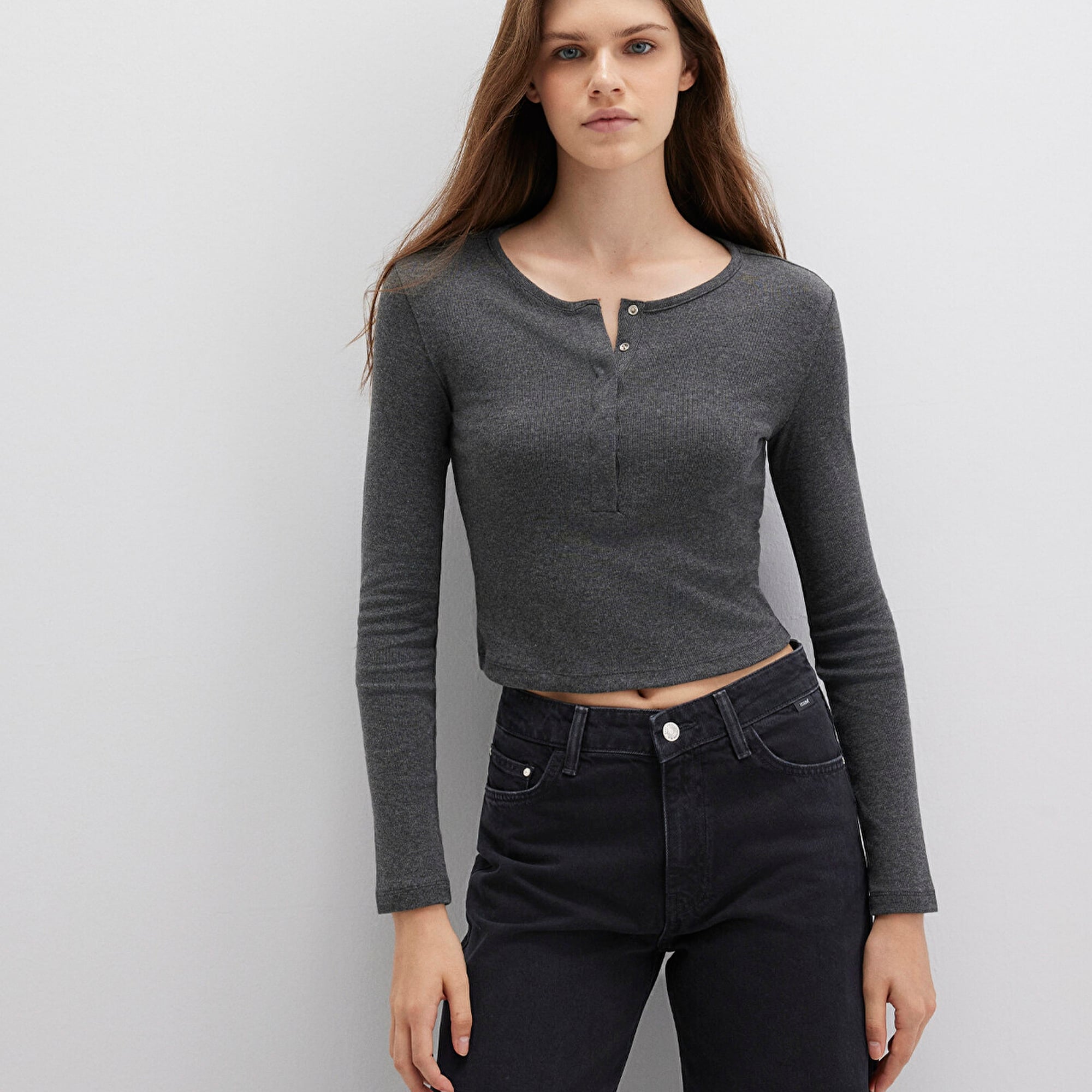 Mavi Düğme Detaylı Uzun Kollu Antrasit Crop Basic Tişört Crop / Kısa Kesim 1613403-80023