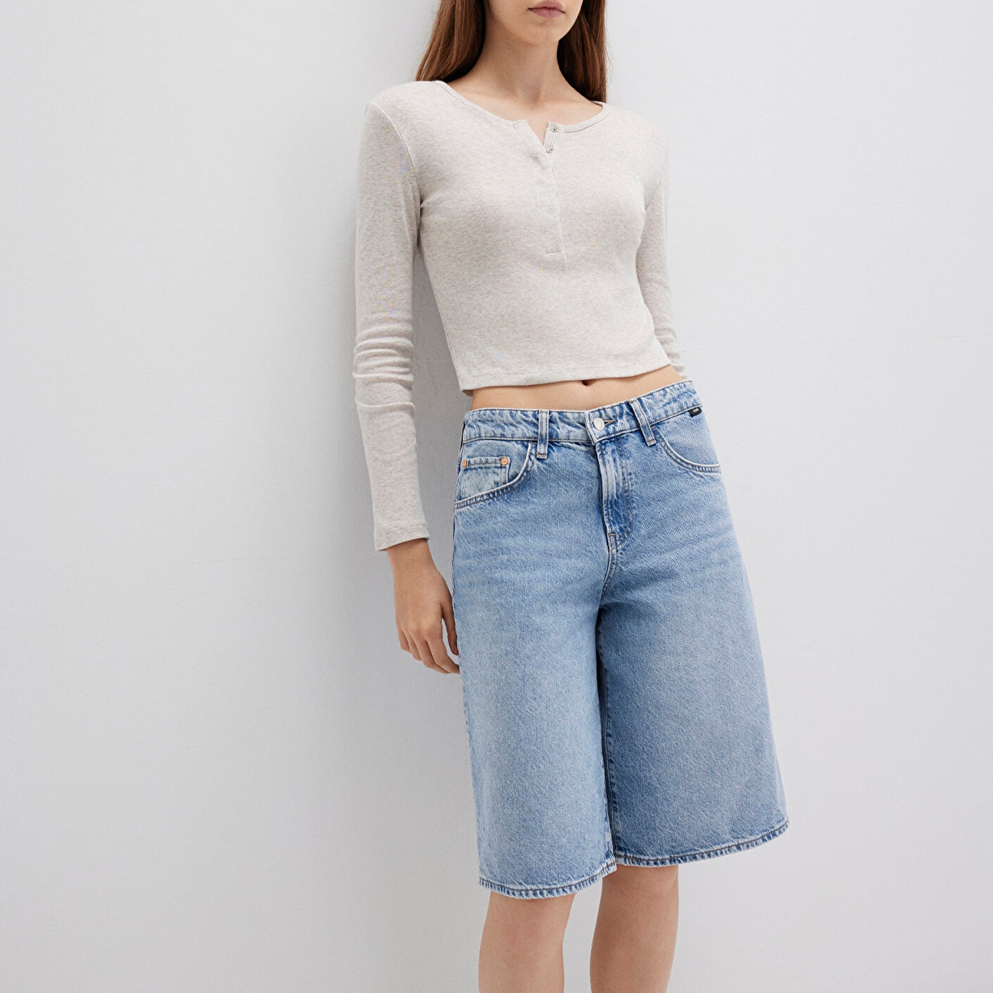 Mavi Düğme Detaylı Uzun Kollu Bej Crop Basic Tişört Crop / Kısa Kesim 1613403-80084