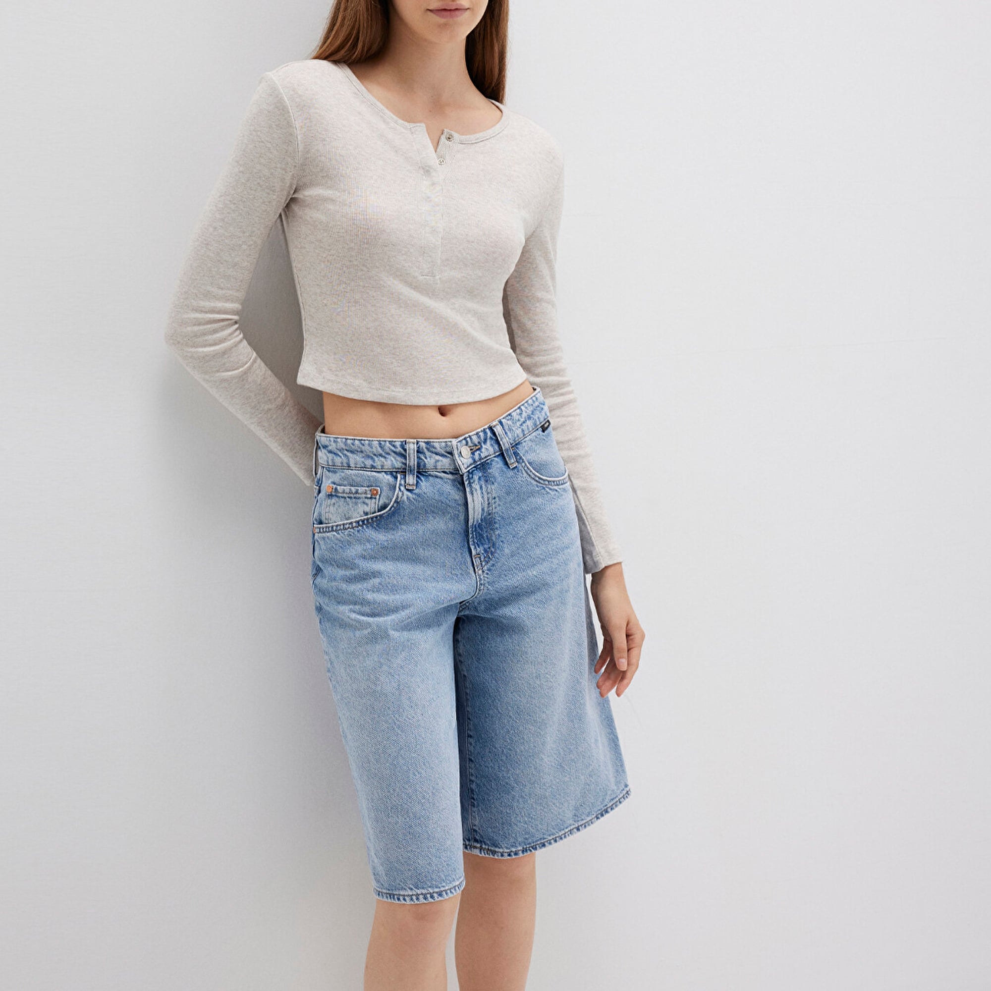 Mavi Düğme Detaylı Uzun Kollu Bej Crop Basic Tişört Crop / Kısa Kesim 1613403-80084