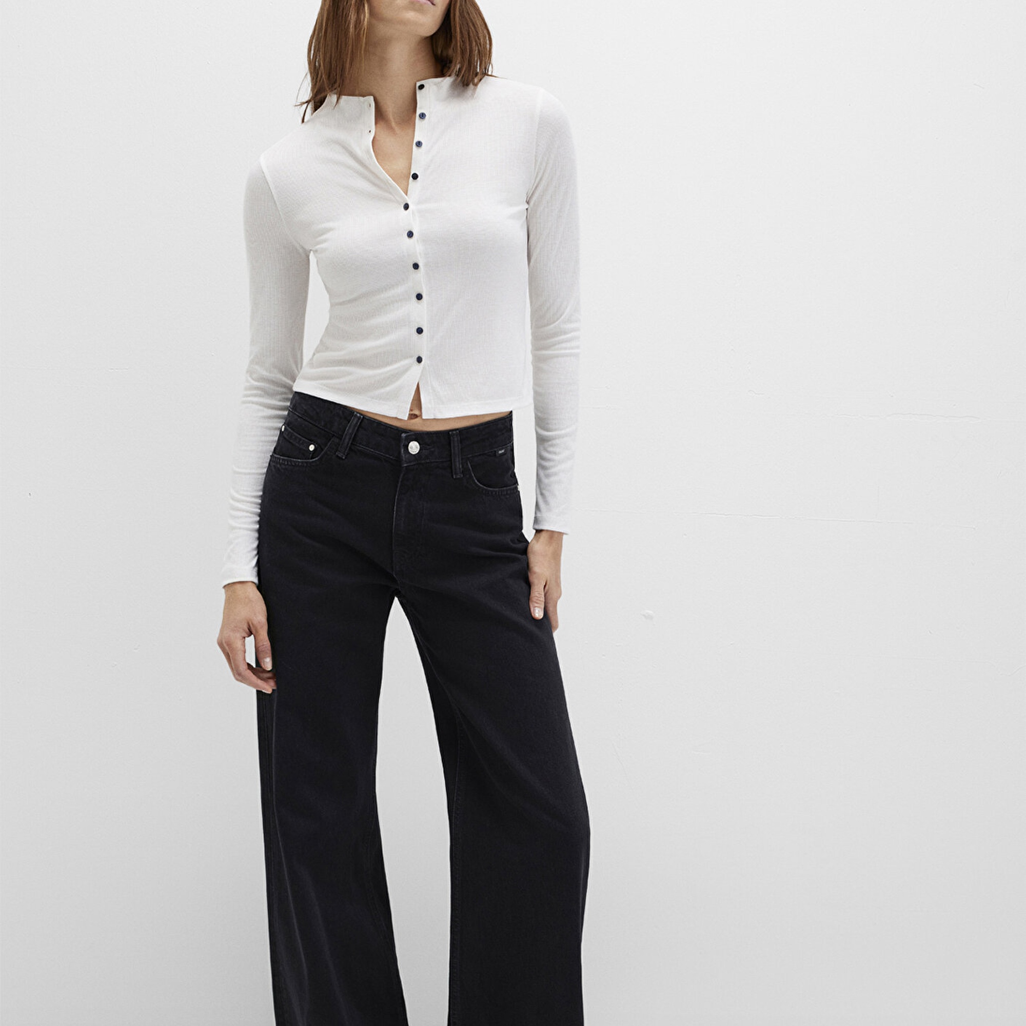 Mavi Düğme Detaylı Ekru Tişört Fitted / Vücuda Oturan Kesim 1613695-70057