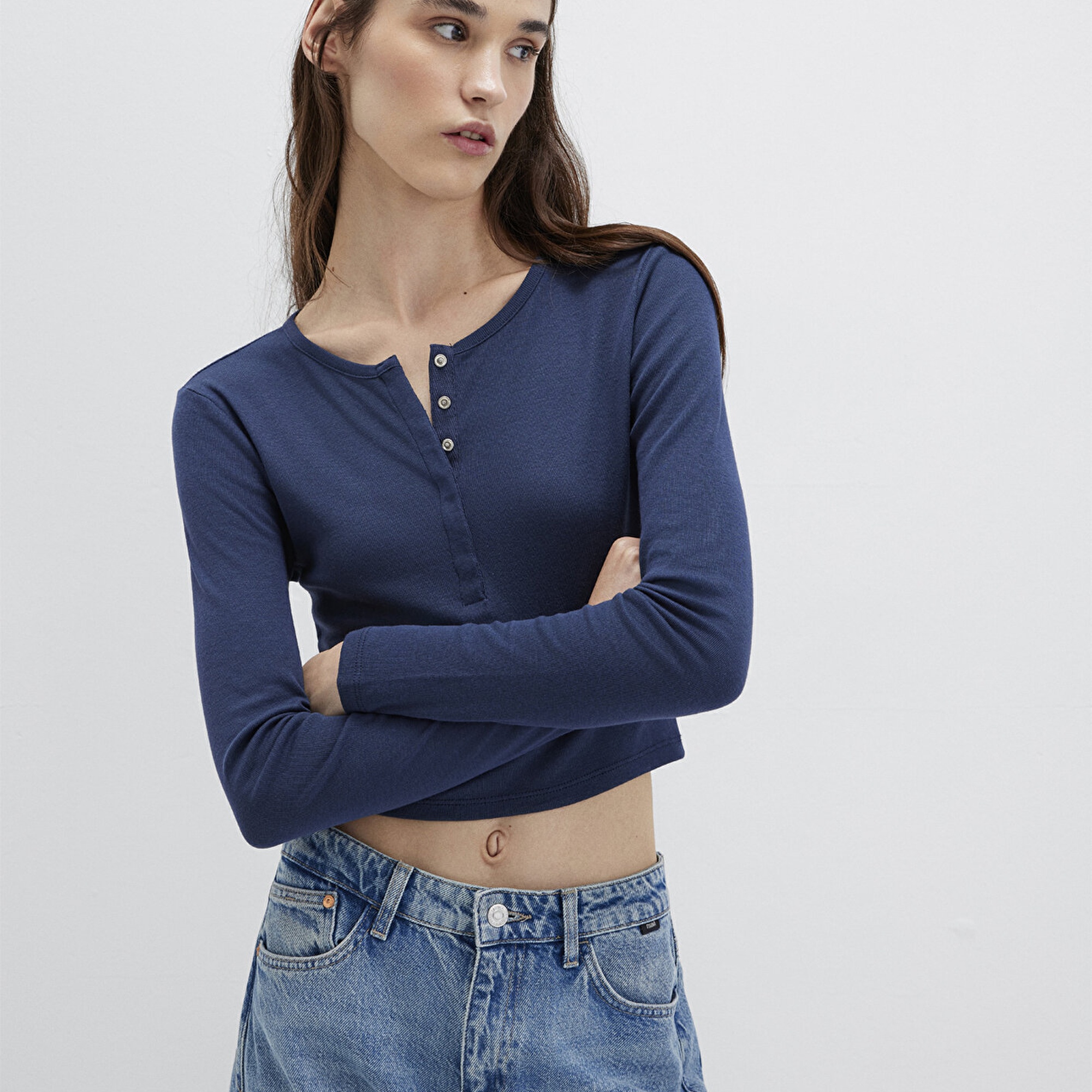 Mavi Düğme Detaylı Uzun Kollu Siyah Crop Basic Tişört Crop / Kısa Kesim 1613403-70487