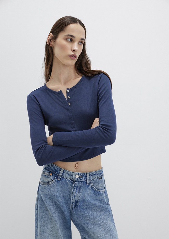  Mavi Düğme Detaylı Uzun Kollu Siyah Crop Basic Tişört Crop / Kısa Kesim 1613403-70487