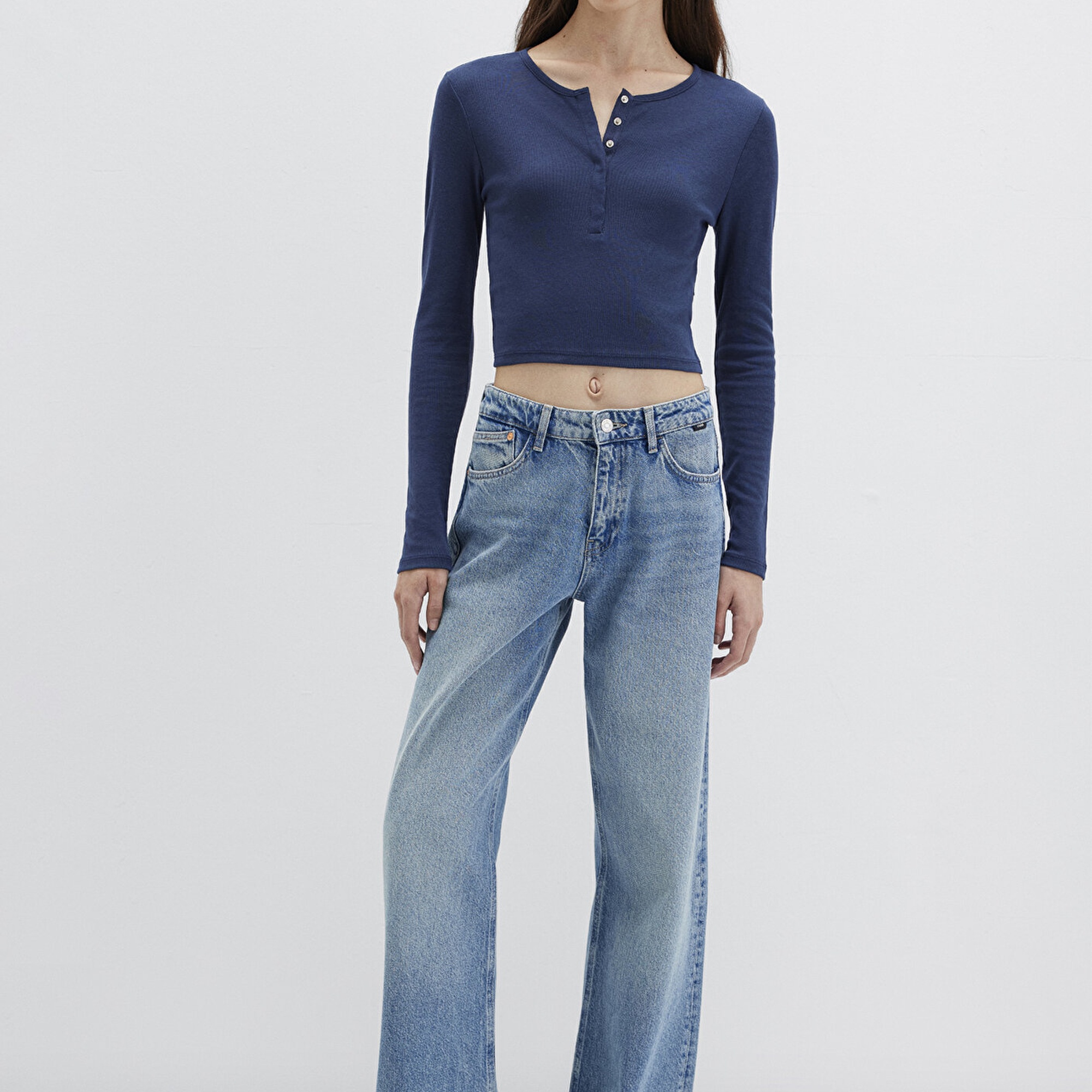 Mavi Düğme Detaylı Uzun Kollu Siyah Crop Basic Tişört Crop / Kısa Kesim 1613403-70487