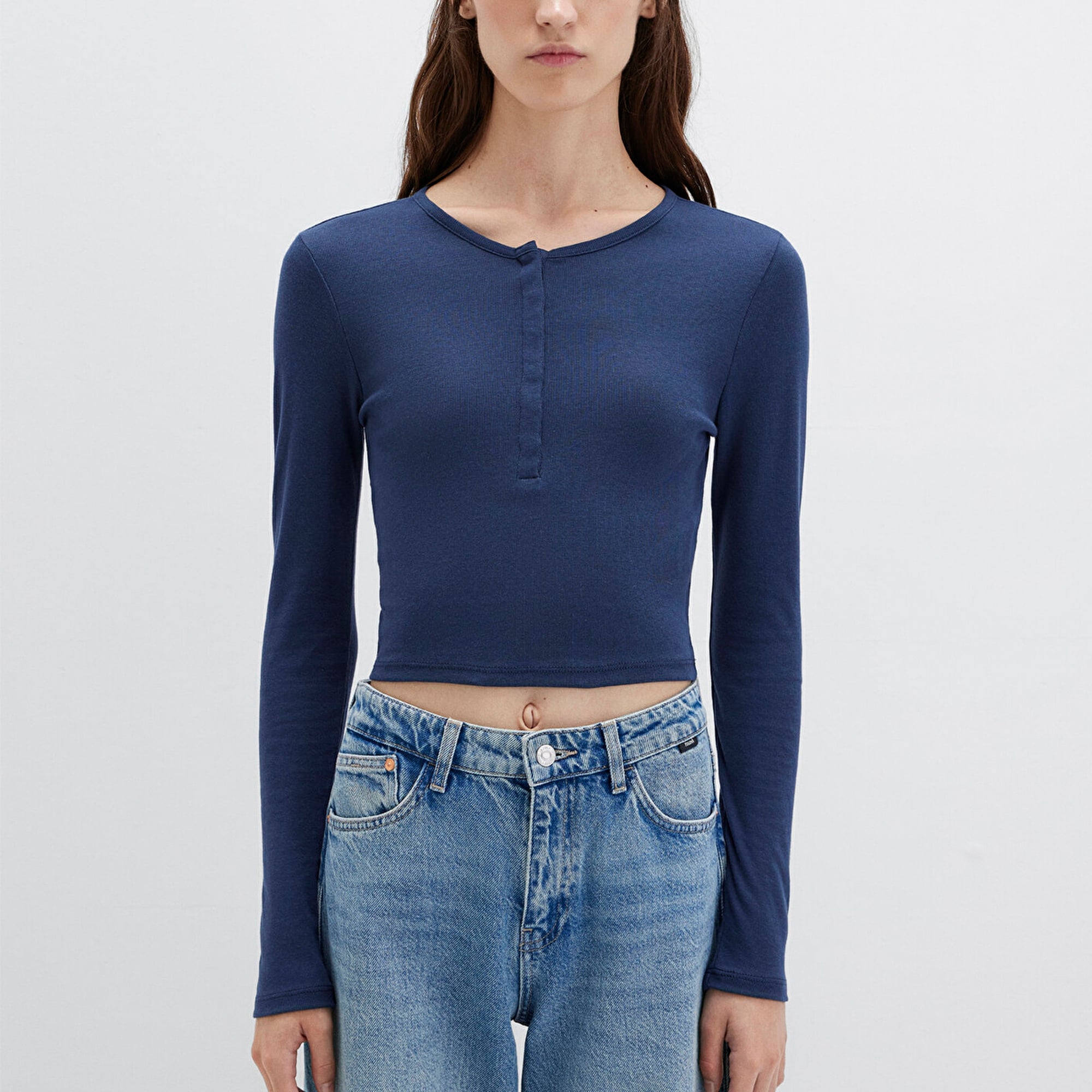 Mavi Düğme Detaylı Uzun Kollu Siyah Crop Basic Tişört Crop / Kısa Kesim 1613403-70487