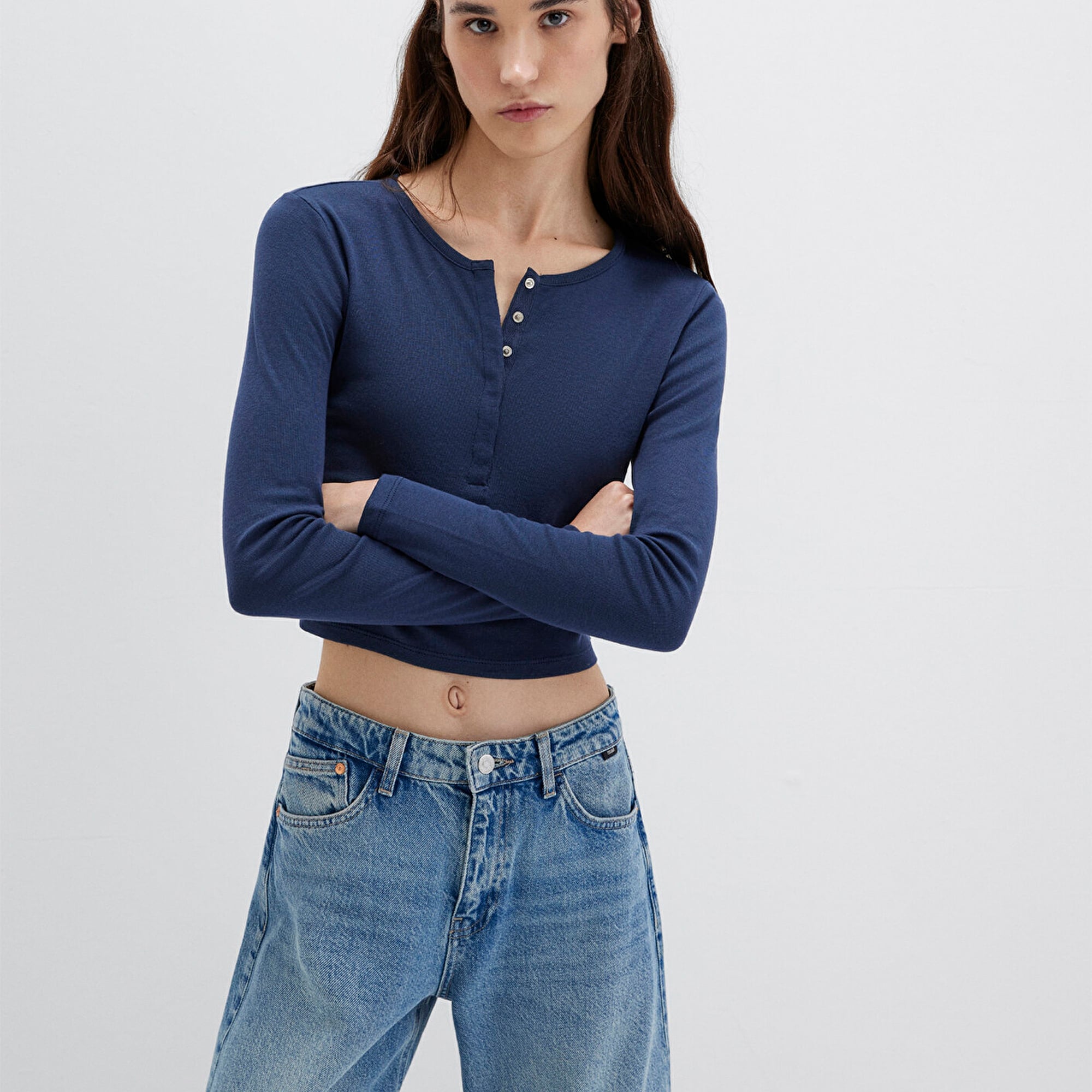 Mavi Düğme Detaylı Uzun Kollu Siyah Crop Basic Tişört Crop / Kısa Kesim 1613403-70487